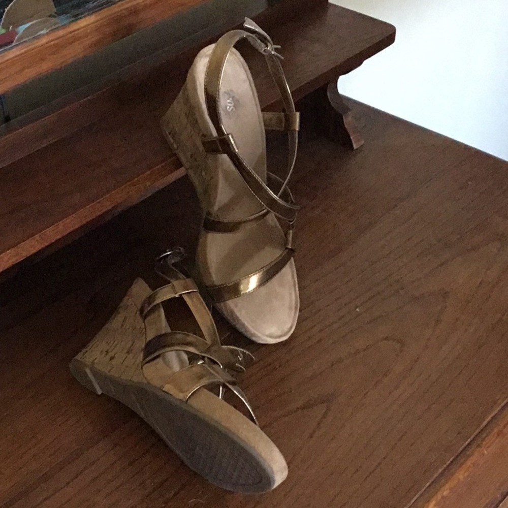 Metallic gold wedges